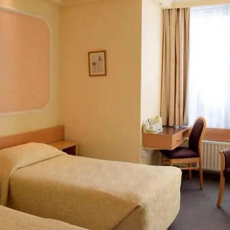 Lancaster Hall Hotel 3*