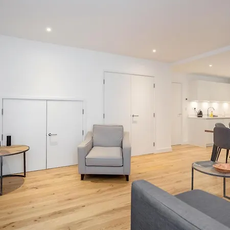Gray's Road Apartment *