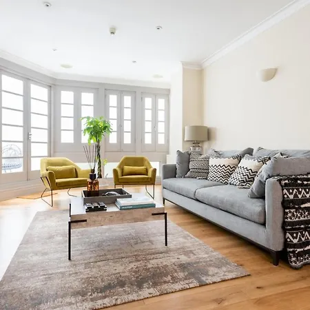The Luxe Chelsea Townhouse Apartment