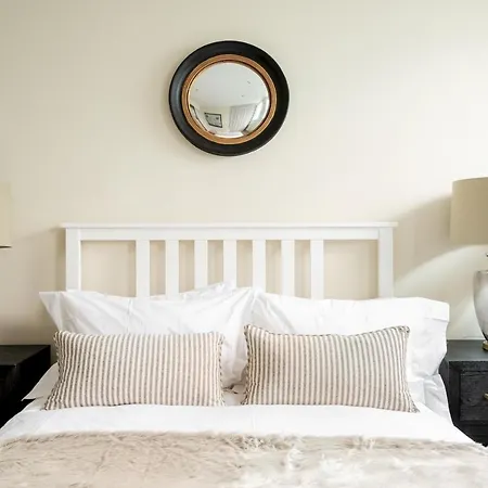 The Luxe Chelsea Townhouse Apartment *