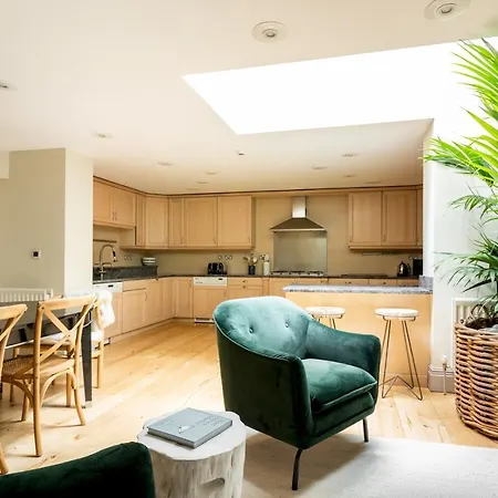 The Luxe Chelsea Townhouse Apartment *