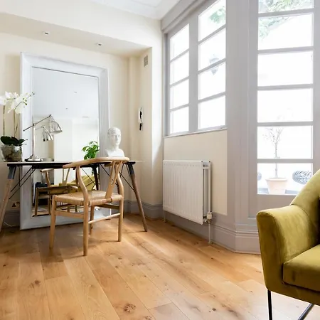 The Luxe Chelsea Townhouse Apartment