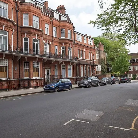 Elm Park Gardens Apartment