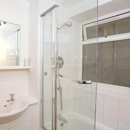 Leonard Court Apartment