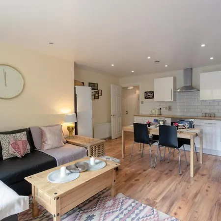 Stylish And Homely 4 Bedroom In East Apartment London