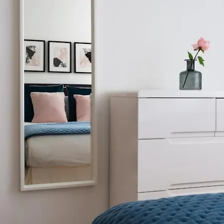 By Flying Butler Apartment *