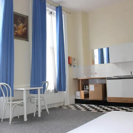Apartment Regents Court