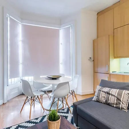 2br Spacious Flat In West Kensington Fits 6! *