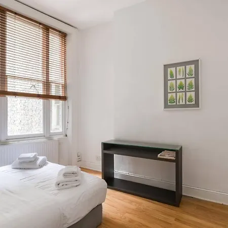 2br Spacious Flat In West Kensington Fits 6! *