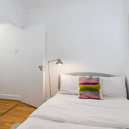 2br Spacious Flat In West Kensington Fits 6!