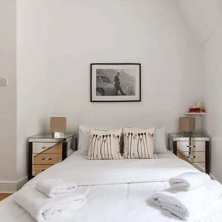 2br Spacious Flat In West Kensington Fits 6! Apartment *