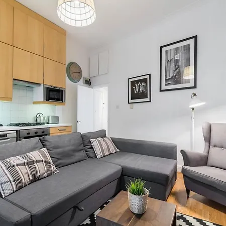 2br Spacious Flat In West Kensington Fits 6! * London