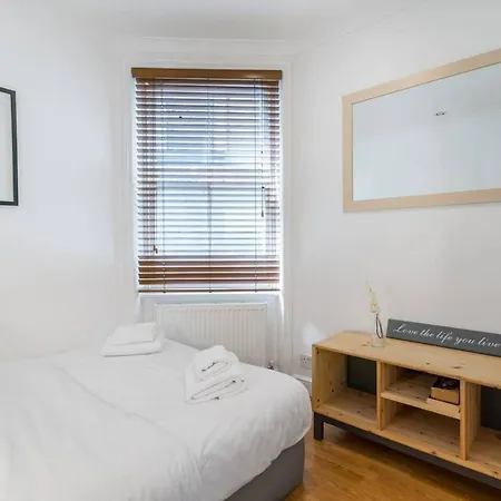Apartment 2br Spacious Flat In West Kensington Fits 6! *