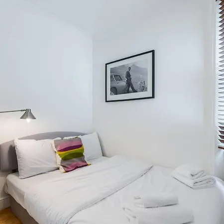 2br Spacious Flat In West Kensington Fits 6! London