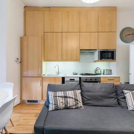 2br Spacious Flat In West Kensington Fits 6! *