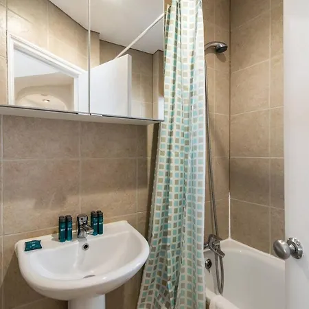 Apartment 2br Spacious Flat In West Kensington Fits 6! London