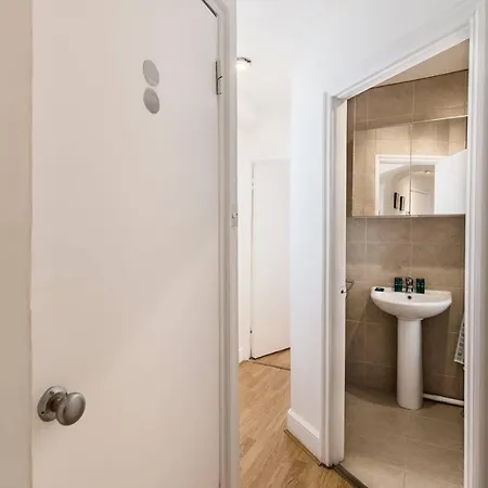 2br Spacious Flat In West Kensington Fits 6!