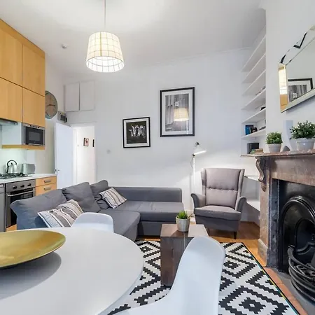 2br Spacious Flat In West Kensington Fits 6! * London