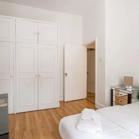 2br Spacious Flat In West Kensington Fits 6!