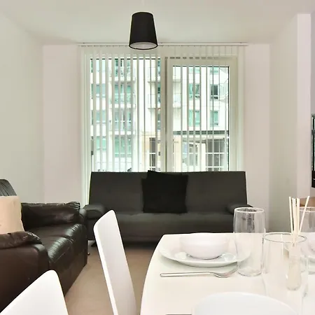 St George Wharf Apartment