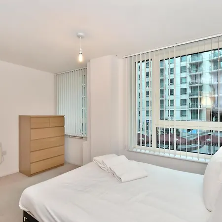 Apartment St George Wharf London