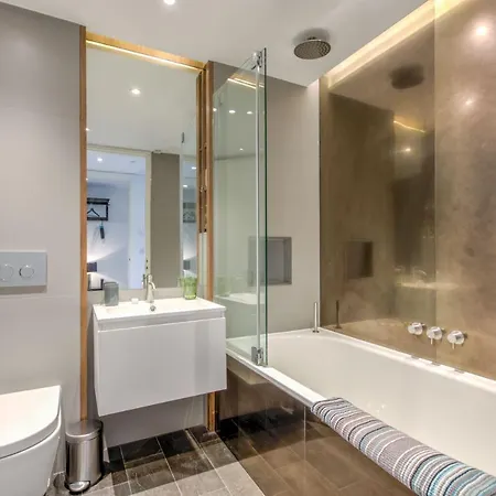 2 Bedrooms Sleeps 6 - Central Apartment London