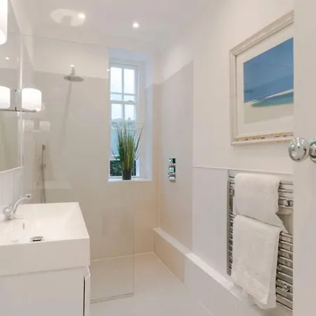 Bright And Leafy 1 Bedroom Flat In The Heart Of Chelsea Apartment