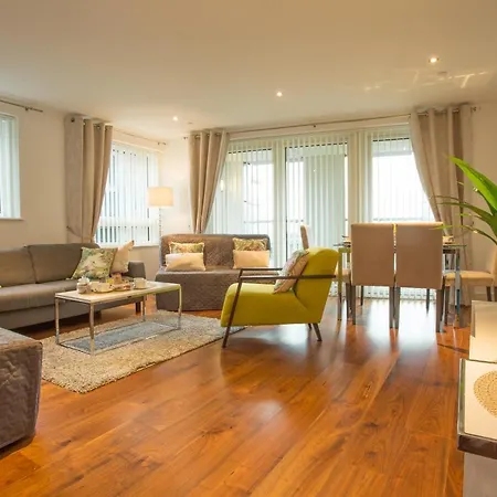 Dockside Walk - Canary Wharf * London