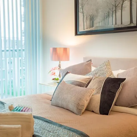 Dockside Walk - Canary Wharf Apartment London