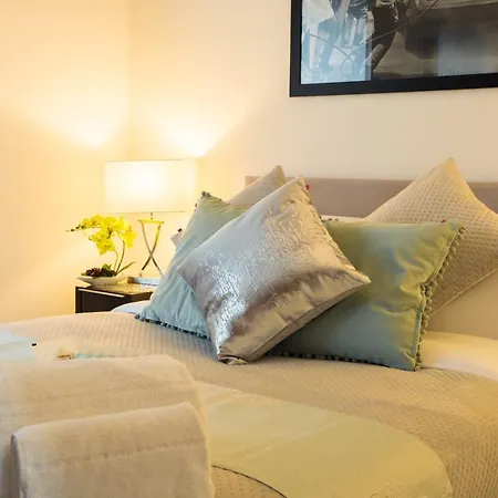 Dockside Walk - Canary Wharf Apartment London