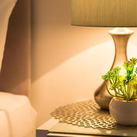 Dockside Walk - Canary Wharf Apartment London