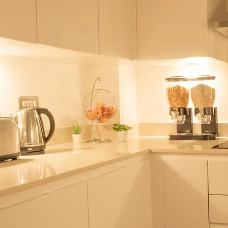 Dockside Walk - Canary Wharf Apartment London