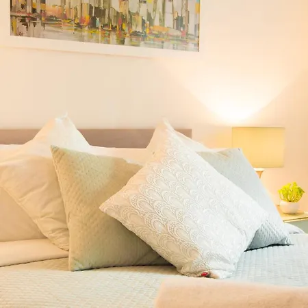Dockside Walk - Canary Wharf Apartment London