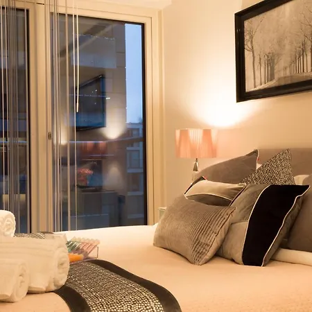 Dockside Walk - Canary Wharf Apartment London
