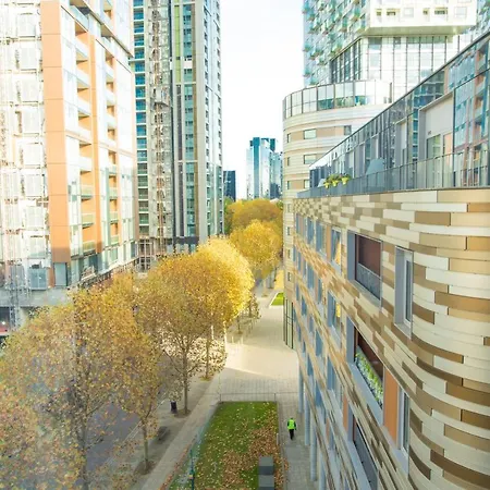 Dockside Walk - Canary Wharf Apartment London