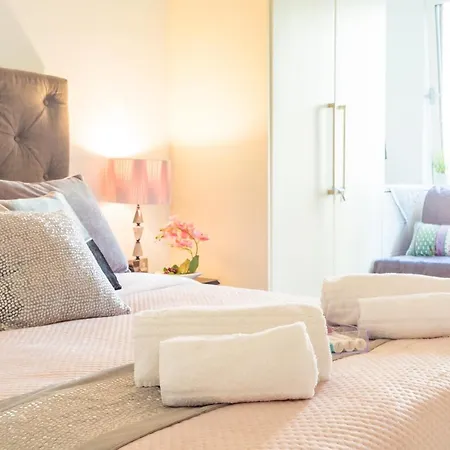 Dockside Walk - Canary Wharf Apartment *