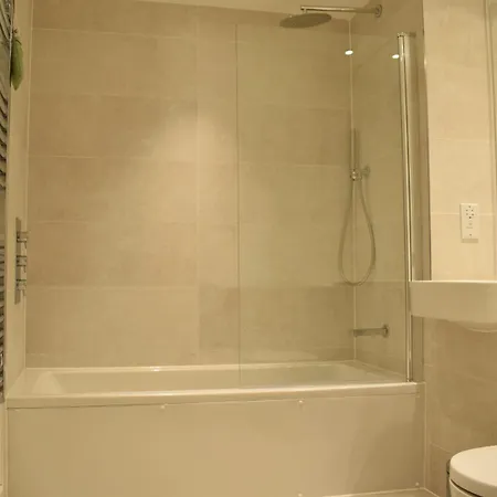 Bright 2 Bedroom Flat In Park Royal Apartment