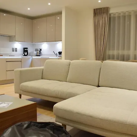 Bright 2 Bedroom Flat In Park Royal Apartment