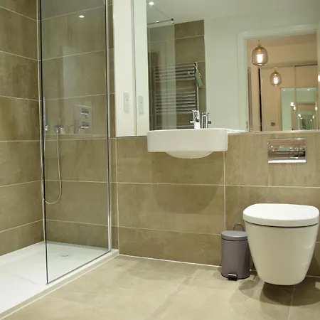 Bright 2 Bedroom Flat In Park Royal Apartment