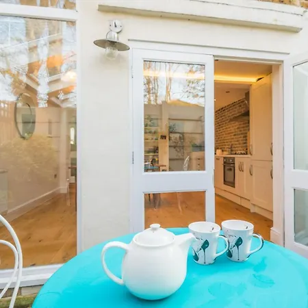 Charming Putney By The High Street Holiday home