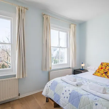 Charming Putney By The High Street Holiday home *