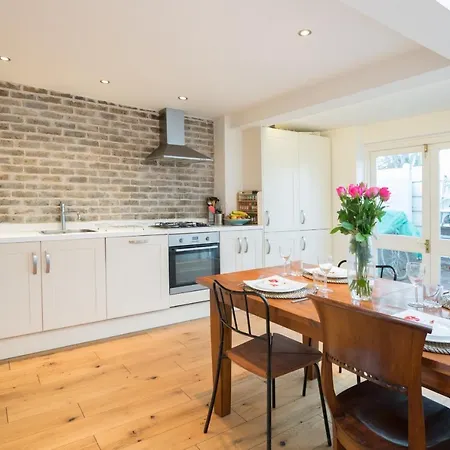 Charming Putney By The High Street Holiday home