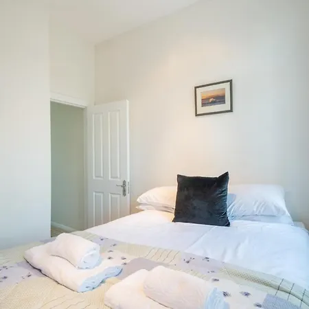 Charming Putney By The High Street Holiday home *