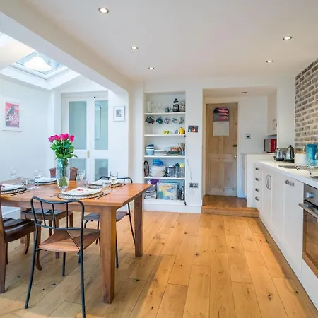 Holiday home Charming Putney By The High Street