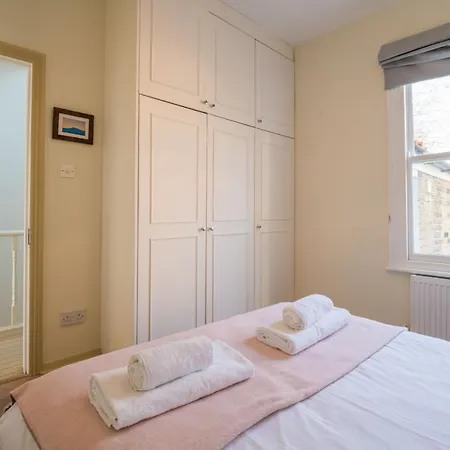 Charming Putney By The High Street Holiday home