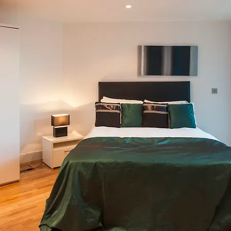 Apartment St George Wharf London