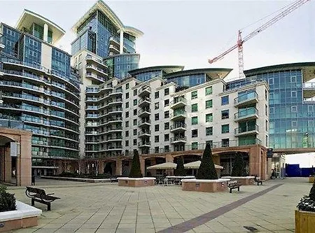 St George Wharf Apartment *