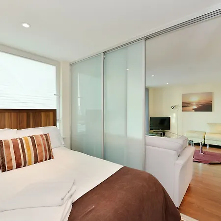St George Wharf Apartment *
