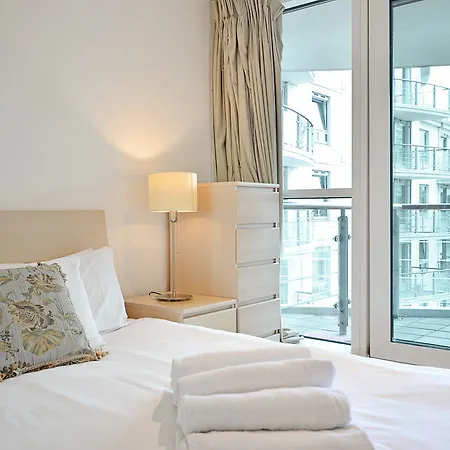 Apartment St George Wharf London