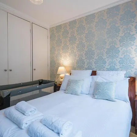Delightful Kensington Close To Hyde Park By Underthedoormat * London